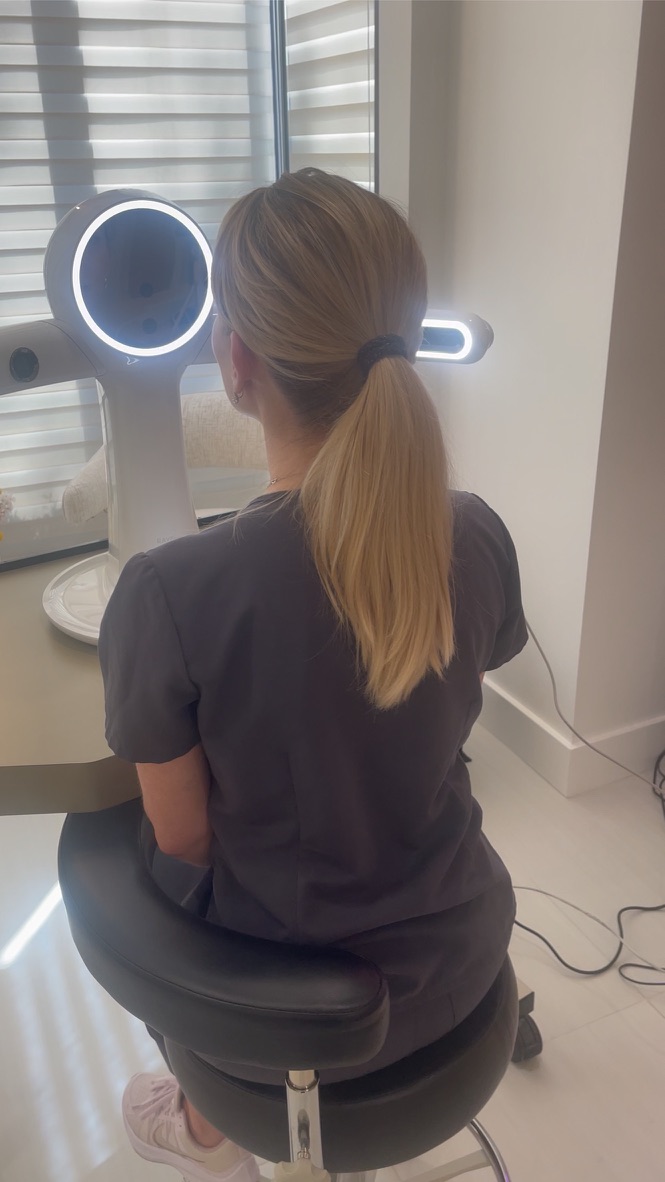 Dr. Ahn utilizing advanced 3D face scanner diagnostics